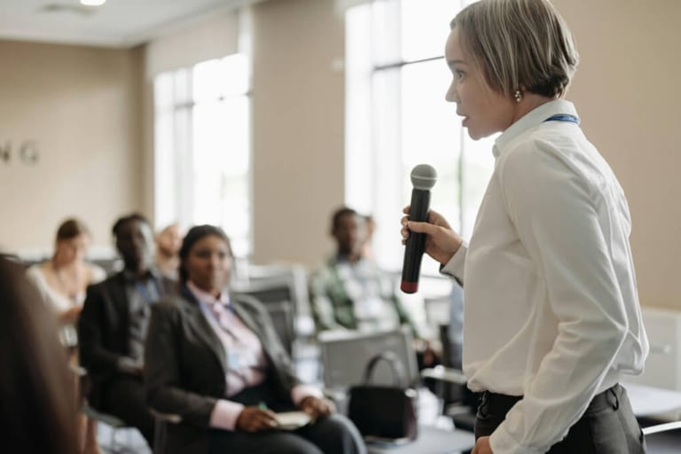 Les freins du leadership féminin. Biais implicites, plafond de verre, charge mentale et stéréotypes de genre qui freinent la confiance et l'ascension des femmes dirigeantes